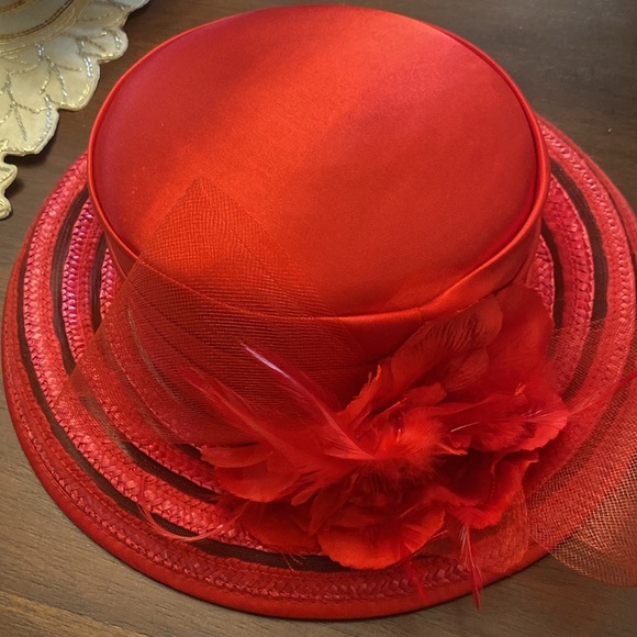 🌹Red Vintage woman’s 💯 draw dress hat with feathers and big side Rose 13.5”RND - Picture 5 of 12